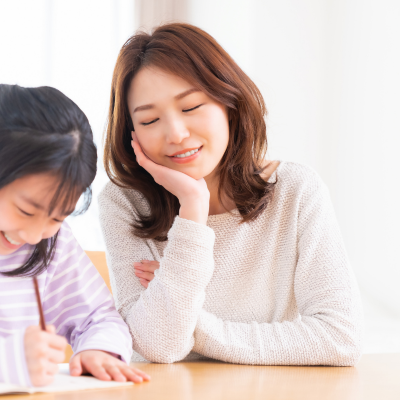 子どもの答案とレポートを見ている保護者のイラスト