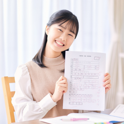 模試の判定表を見て勉強のやり方を変える受験生のイラスト
