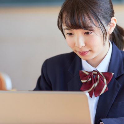 2人の生徒とじっくり向き合う講師のイラスト